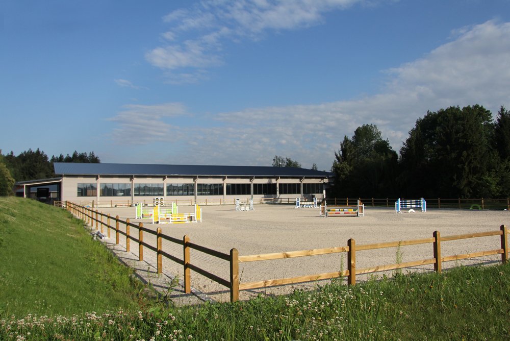 Außenplatz der Reitanlage Wolfesing
