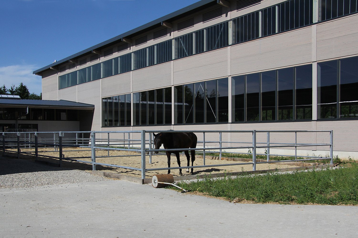 Sandpaddocks der Reitanlage Wolfesing