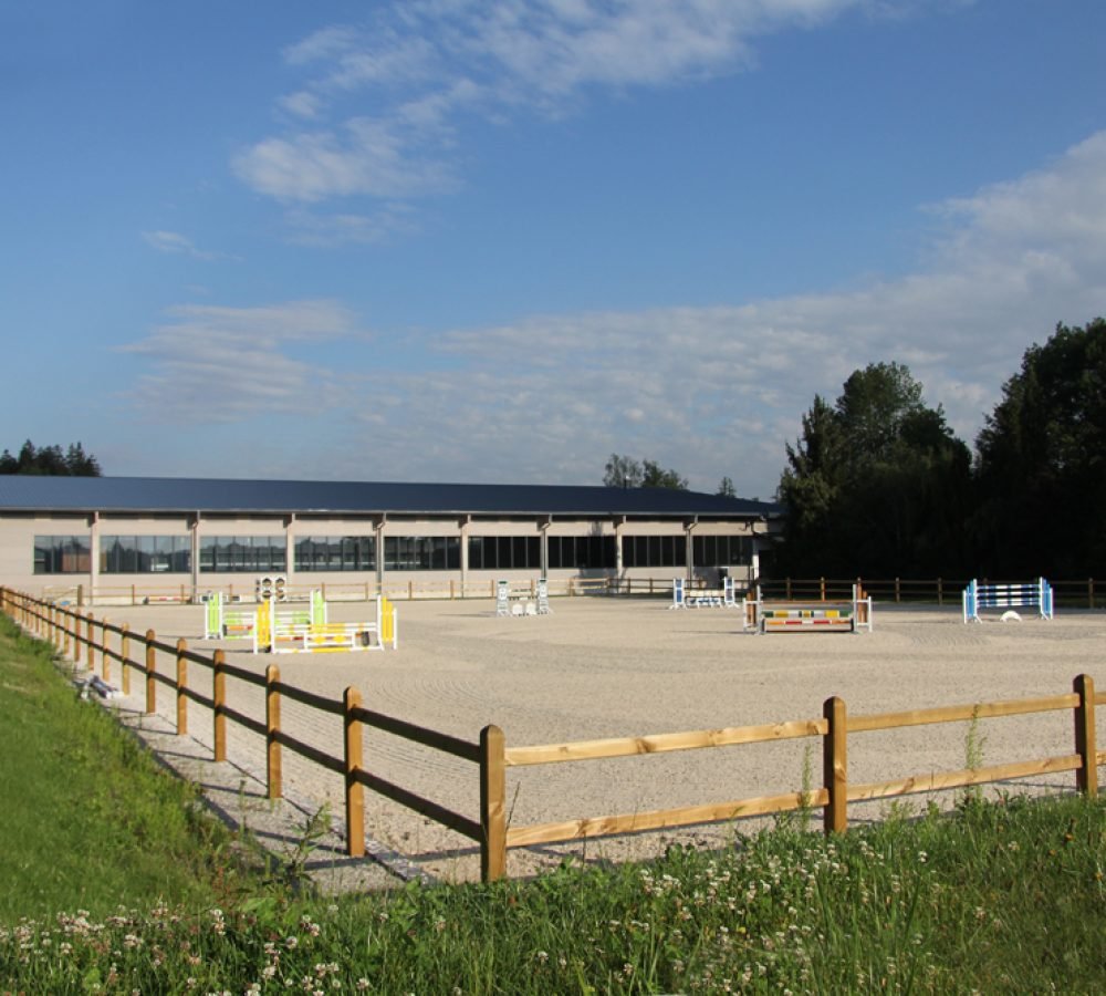 Außenplatz der Reitanlage Wolfesing